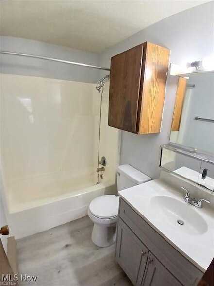 Building Photo - 31 1/2 Elm Street Unit