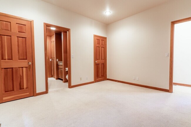 Building Photo - Private river access and stunning views from this home on Harmon Blvd! + Bonus Room