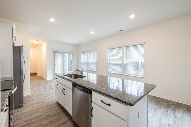 Building Photo - 3 Bedroom Townhome Main Street Pineville - MOVE IN SPECIAL