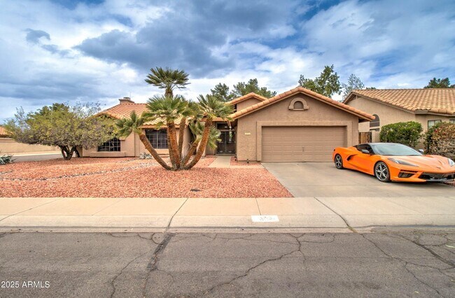 Primary Photo - 372 W Larona Ln