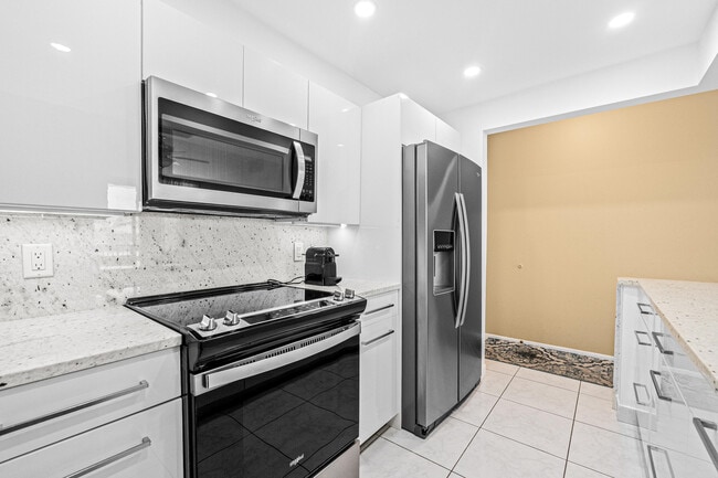 Building Photo - 525 N Ocean Blvd