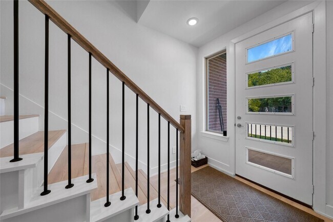 Building Photo - 2524 Havenhurst St