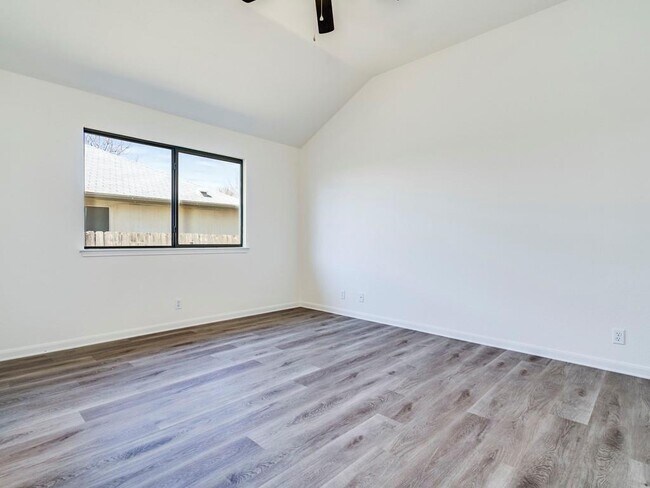 Building Photo - 223 Evergreen Cir