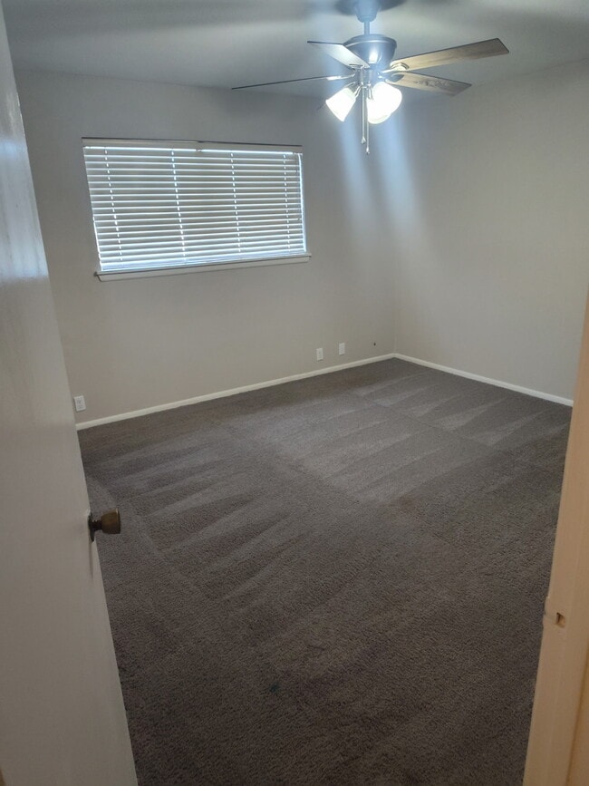 Building Photo - 409 Lakebend Pl