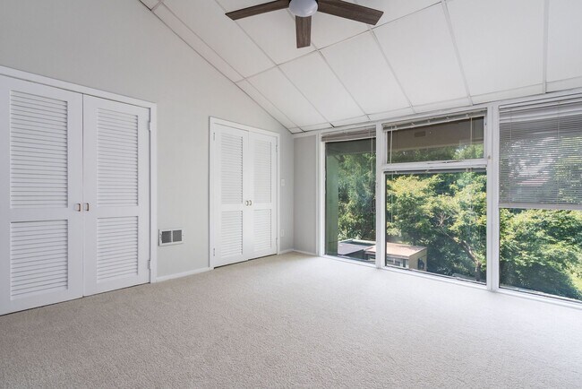 Building Photo - 7 Belaire Way