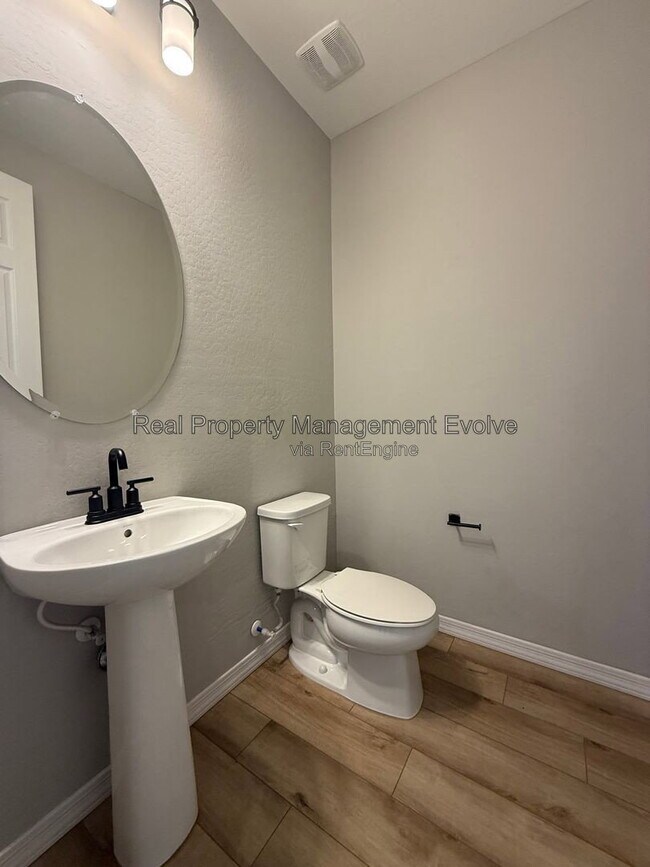 Building Photo - 5618 N 87th Dr