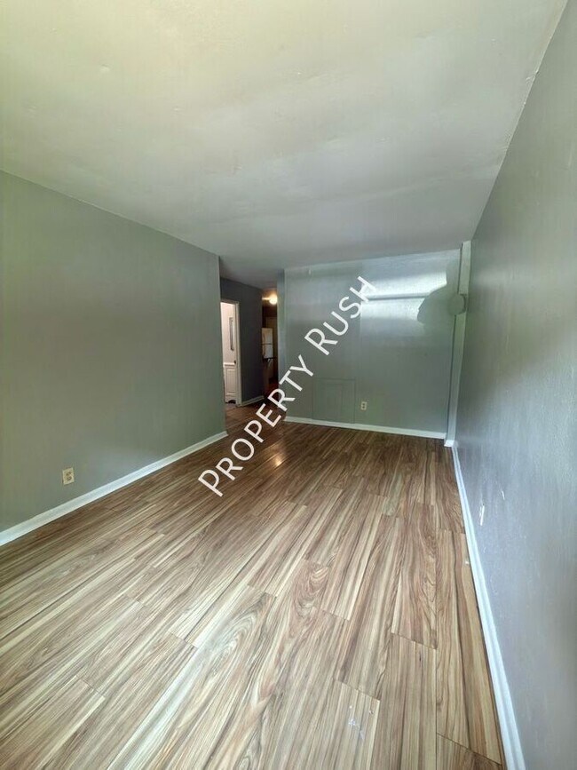 Building Photo - 708 W 47th St