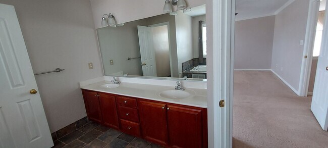 Building Photo - Beautiful home in GREAT location