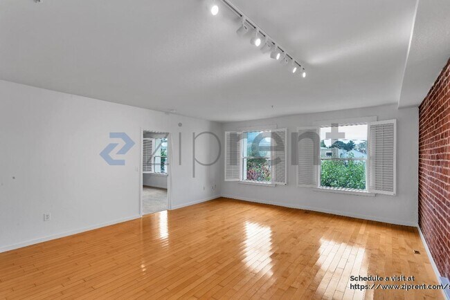 Building Photo - 323 29th St