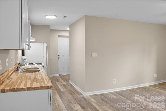 Building Photo - 300 E Gold St