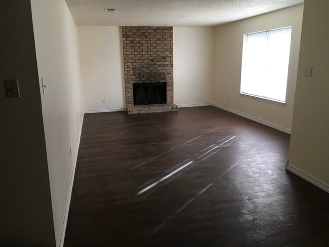 Building Photo - 3215 Ellen Dr
