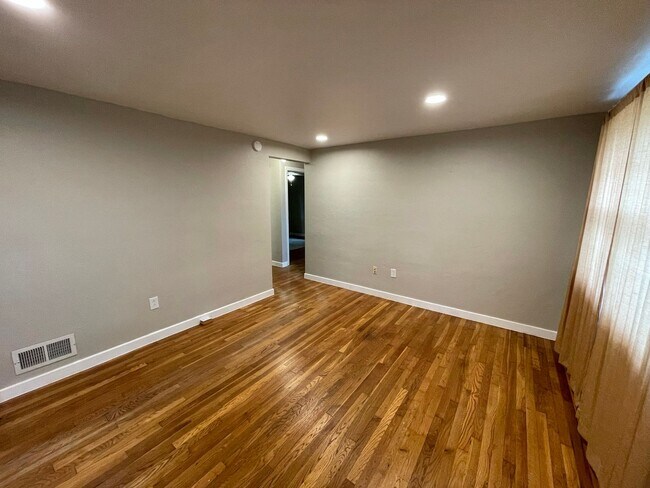Building Photo - 157 Merritt Ave