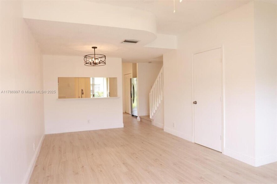 Building Photo - 16686 Hemingway Dr