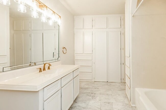 Building Photo - 118 N Caldwood Dr