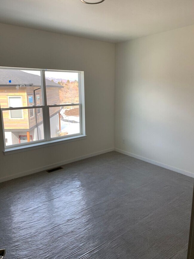 Building Photo - 220 Metz Ln