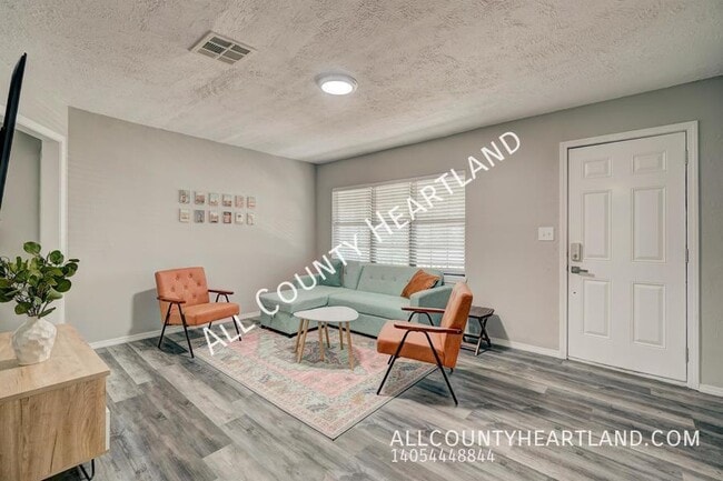 Building Photo - 625 Iowa St