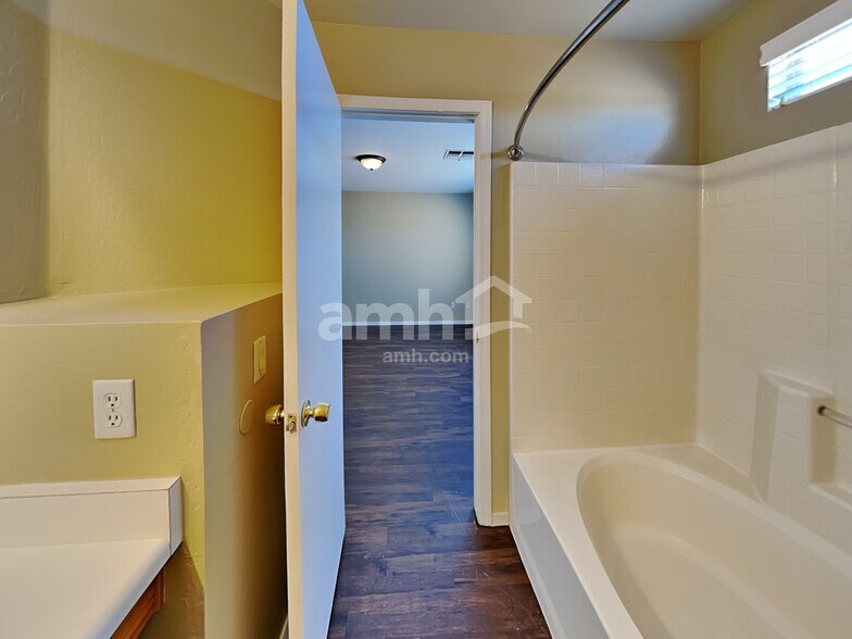 Building Photo - 11967 W Granada Rd