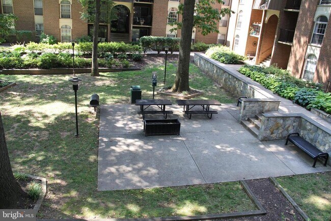 Building Photo - 3360 Woodburn Rd