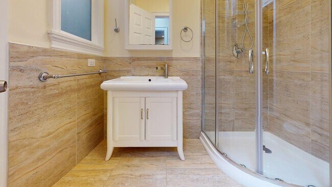 Building Photo - "Charming 4-Bed, 4-Bath Oasis in San Francisco with 1,963 Sq Ft of Comfort!"