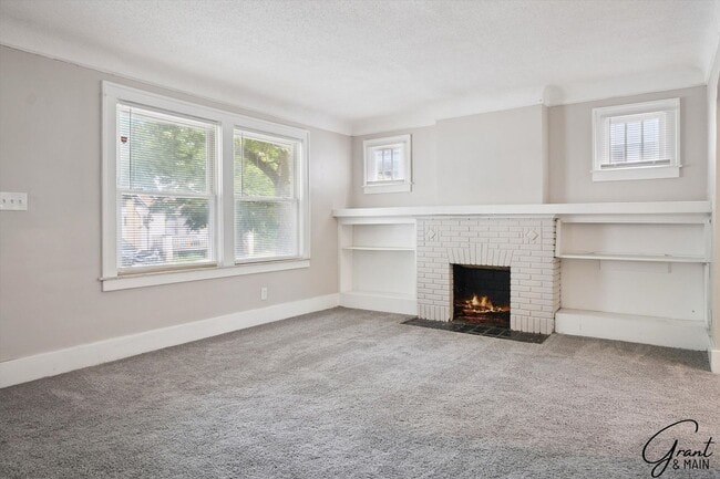 Building Photo - $1250 3 bedrooms