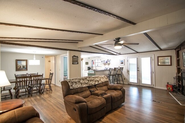 Building Photo - 1631 W Pine Lake Dr