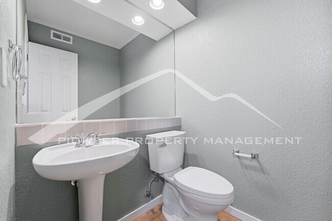 Building Photo - Spacious Townhouse with Central AC and Was...