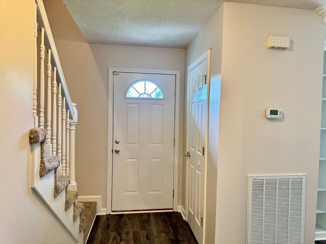 Building Photo - Great Location!!3 Bed/2.5 Bath near exit 1...