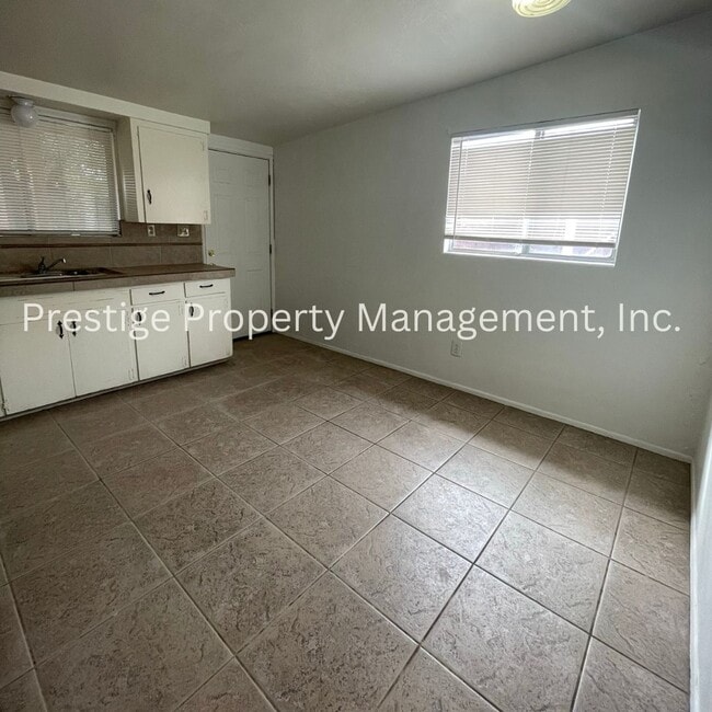 Building Photo - 812-812 E Holaway Dr