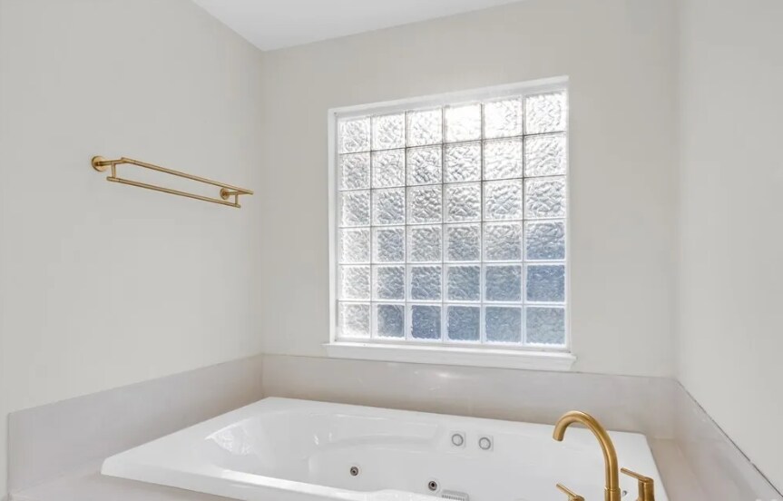 Master bedroom ensuite bathroom - 198 Harbour Ln