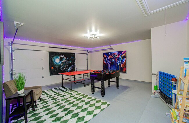 Building Photo - 7211 Crescent Mills Dr