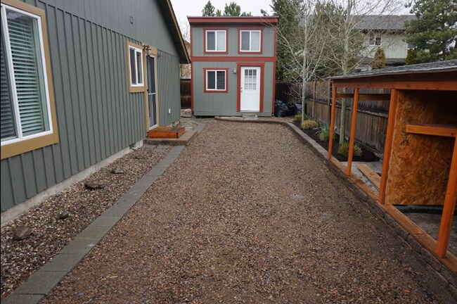 Building Photo - Spacious Westside 3-Bdrm + office & fenced yard!