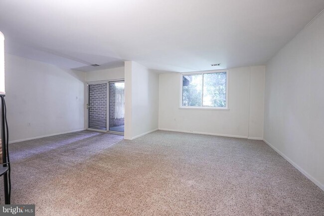 Building Photo - 4908 Sauquoit Ln