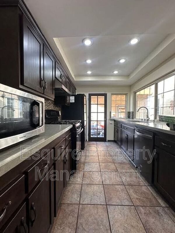 Building Photo - 1038 Green Lawn Ave