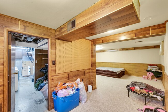 Building Photo - 3 Bedroom Home Located Near Shopping, Dini...