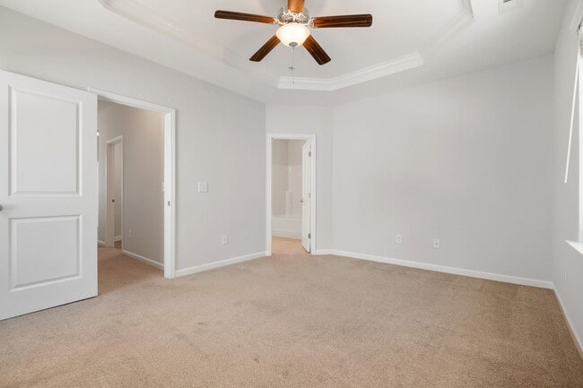 Building Photo - 3 Bed 2.5 Bath End Unit at Winsford At the Park!