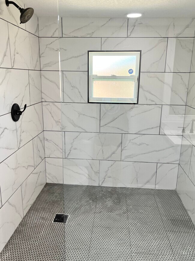 HUGE Master Shower - 4203 E Yukon St
