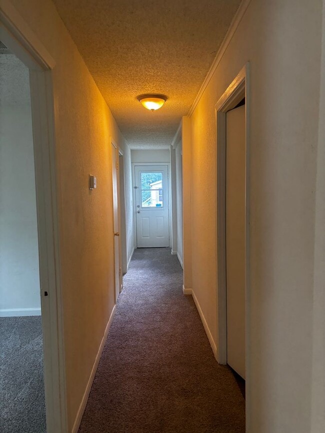 Building Photo - 3 Bedroom 2 Bath