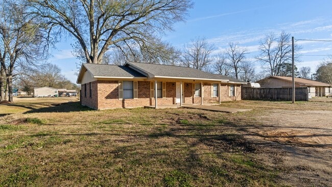 Building Photo - Newly remodeled 3 bedroom, 2 bath home.