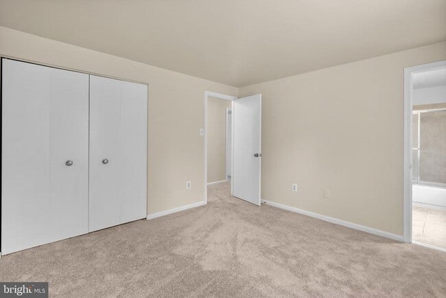 Building Photo - 13 Dinsdale Ct