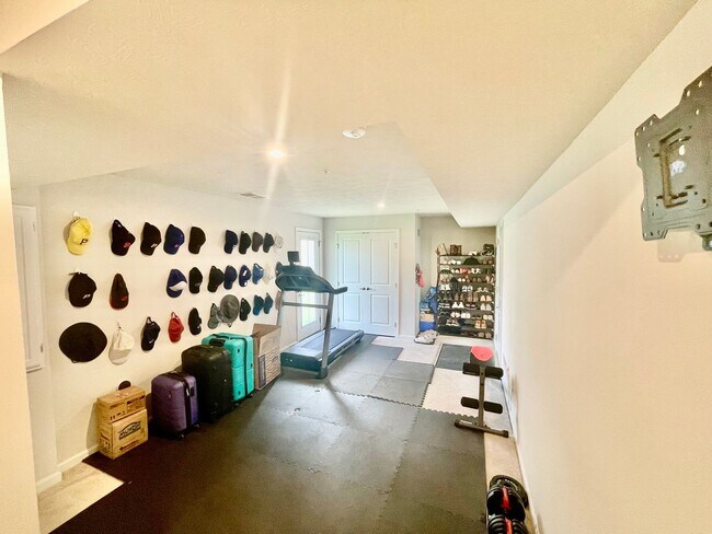 Building Photo - Pittsburgh - 3 Bedroom 2.5 Bathroom - Town...