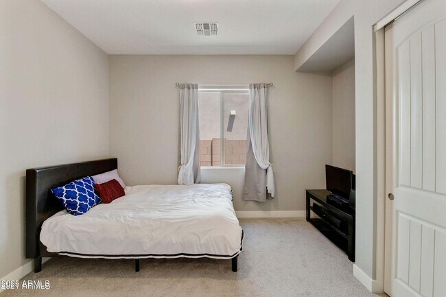 Building Photo - 3862 E Bart St