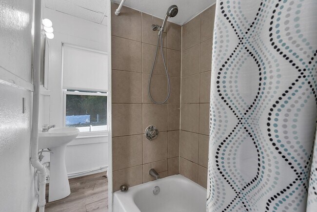 Building Photo - 13 Plain St