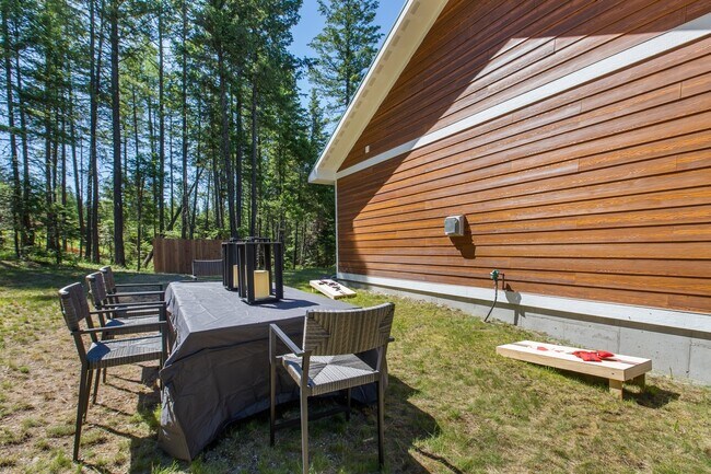 Side yard picnic area - 47 Wild Turkey Ln