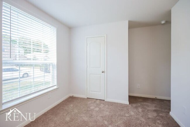 Building Photo - 10421 Sweetwater Creek Dr