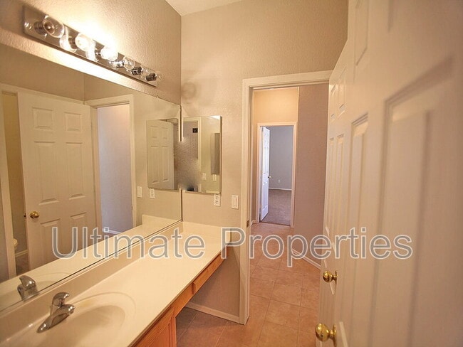 Building Photo - 8336 W Pontiac Dr