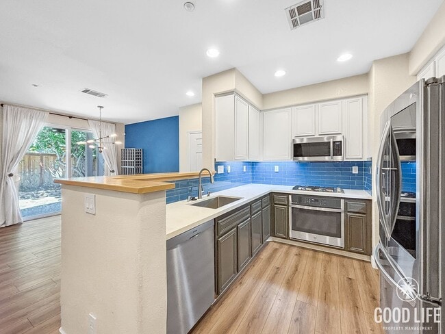 Building Photo - Stunning 3BD/2.5BA Townhouse in Eastlake W...