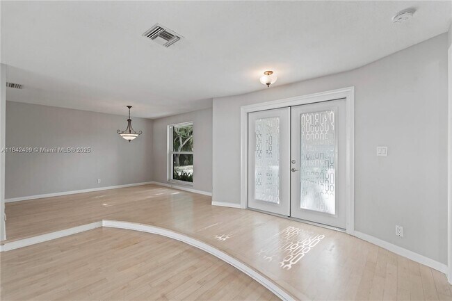 Building Photo - 565 NE Olive Way