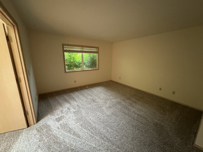 Building Photo - Spacious Single-level Home in Newer Milwau...