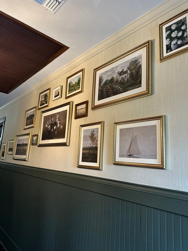 Building Photo - 406 W 1st St