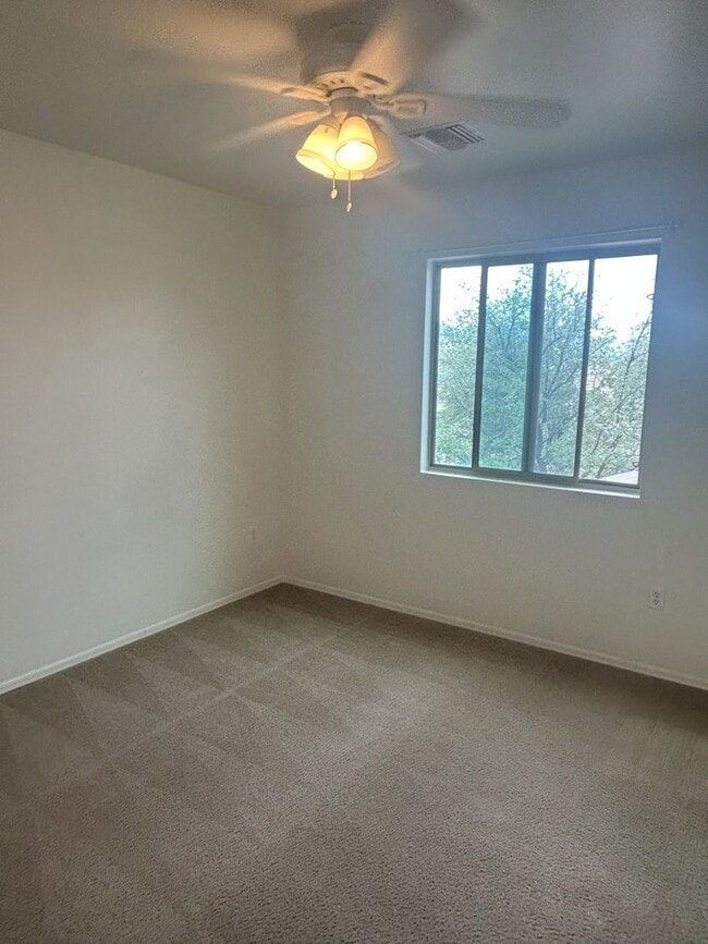 Building Photo - Save with SOLAR Unfurnished  1 loft -  2 c...